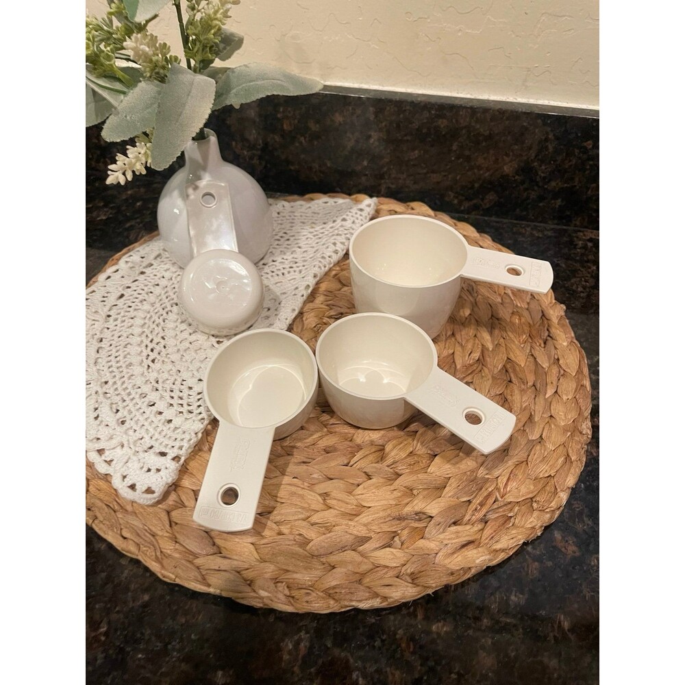 Pyrex Measuring Plastic Cups 4 Pc